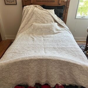 Bates Queen Elizabeth Bedspread Full Size Made in USA Cream/Oatmeal Color